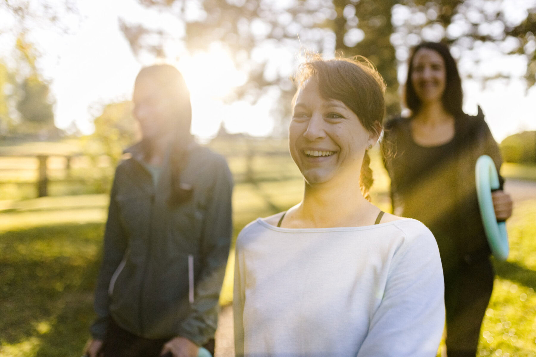 Drei Frauen, die glücklich durch die Natur spazieren