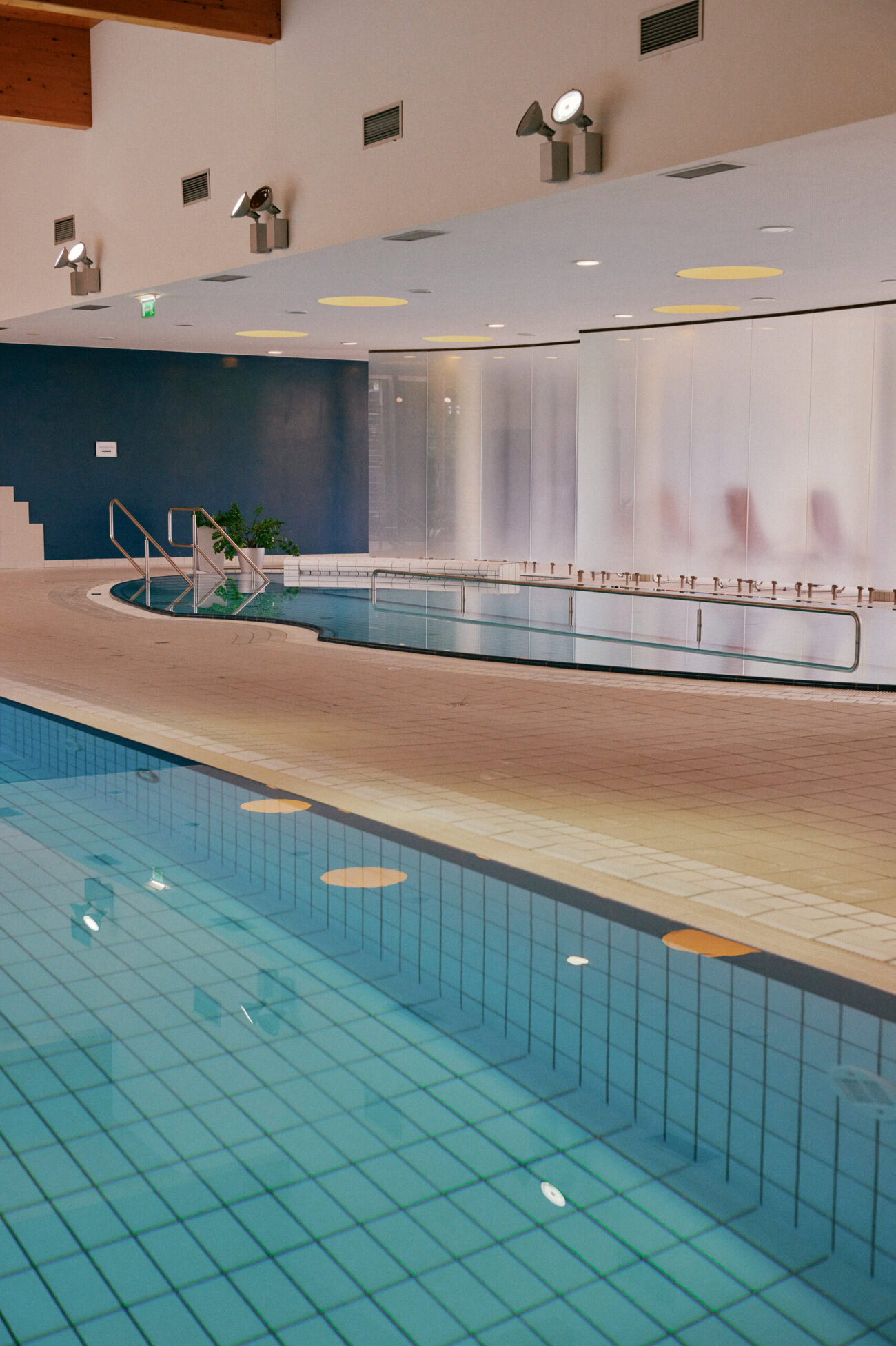 Ein Blick auf die Indoor Pools des Gesundheitszentrum Bad Sauerbrunn. Auf dem Foto sind zwei Pools zu sehen.