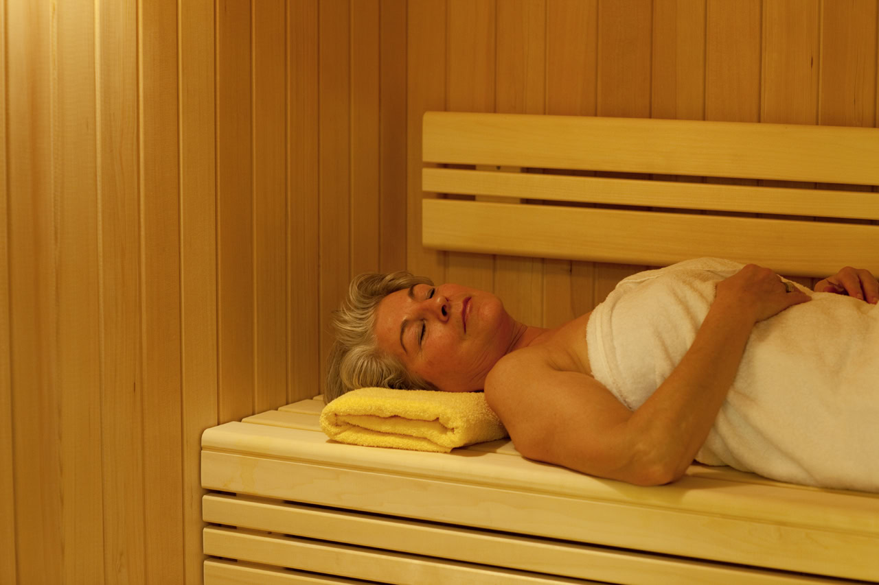 Eine Frau entspannt in der Sauna.