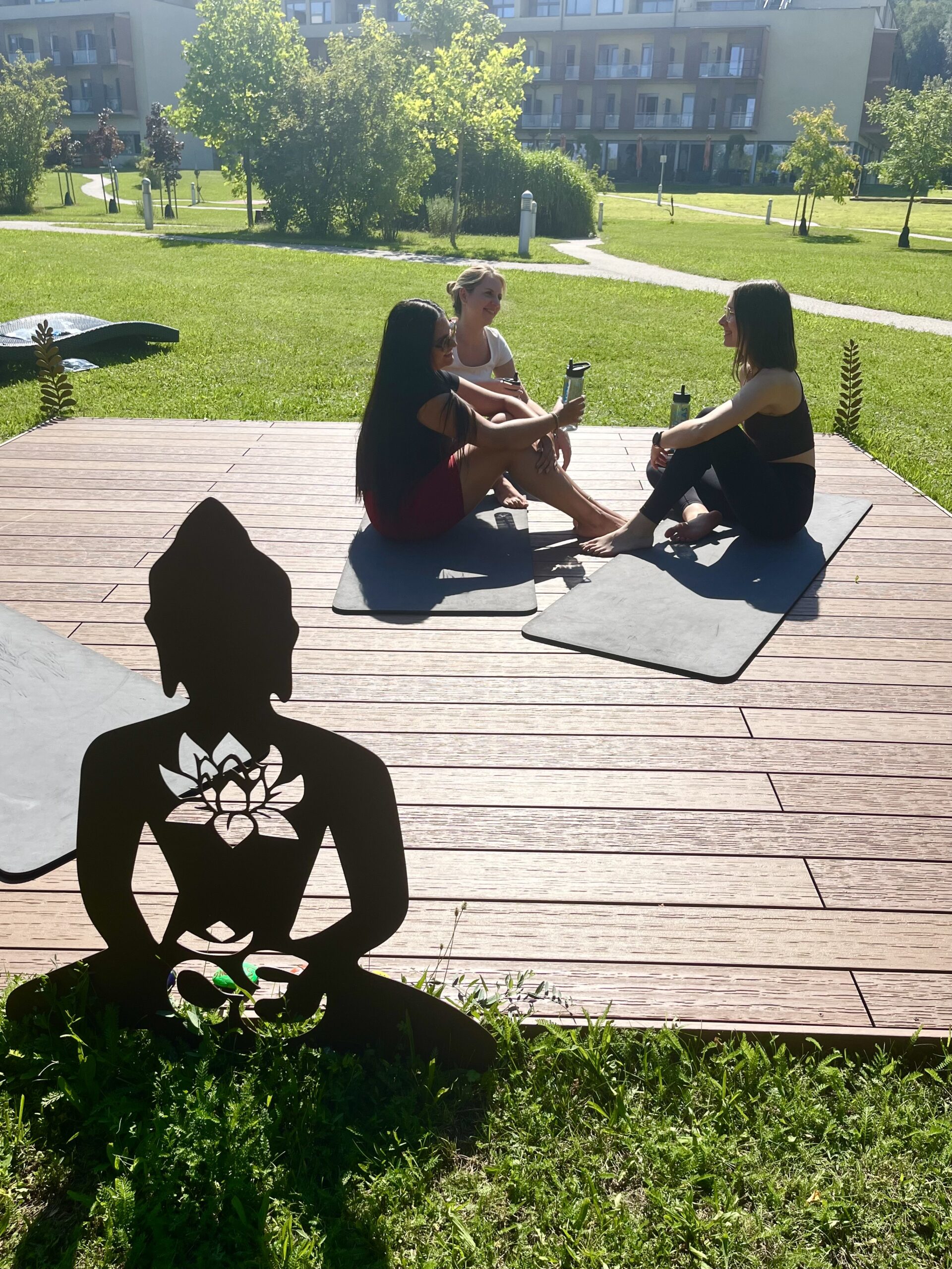 Drei junge Frauen beim Yoga im Freien.